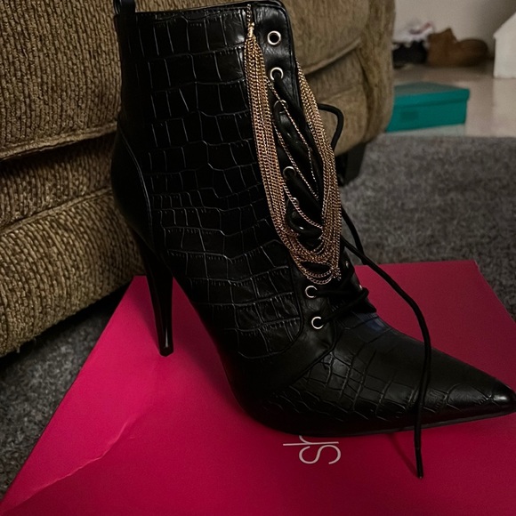 Black Booties w/ Gold Chain. - Picture 1 of 5
